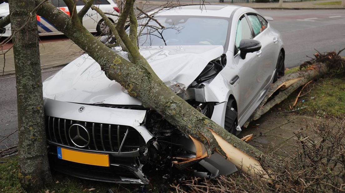 Medewerker dealer parkeert gloednieuwe Mercedes tegen boom