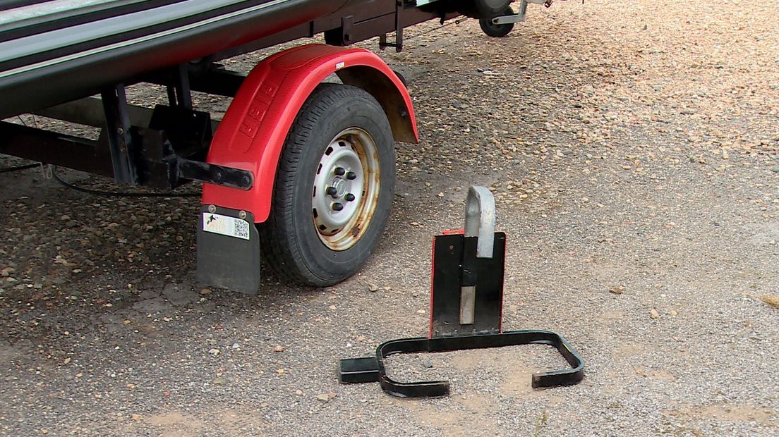 De dieven hebben allereerst een wielklem vernield en de boot op de trailer naar een gat in het hek gereden.