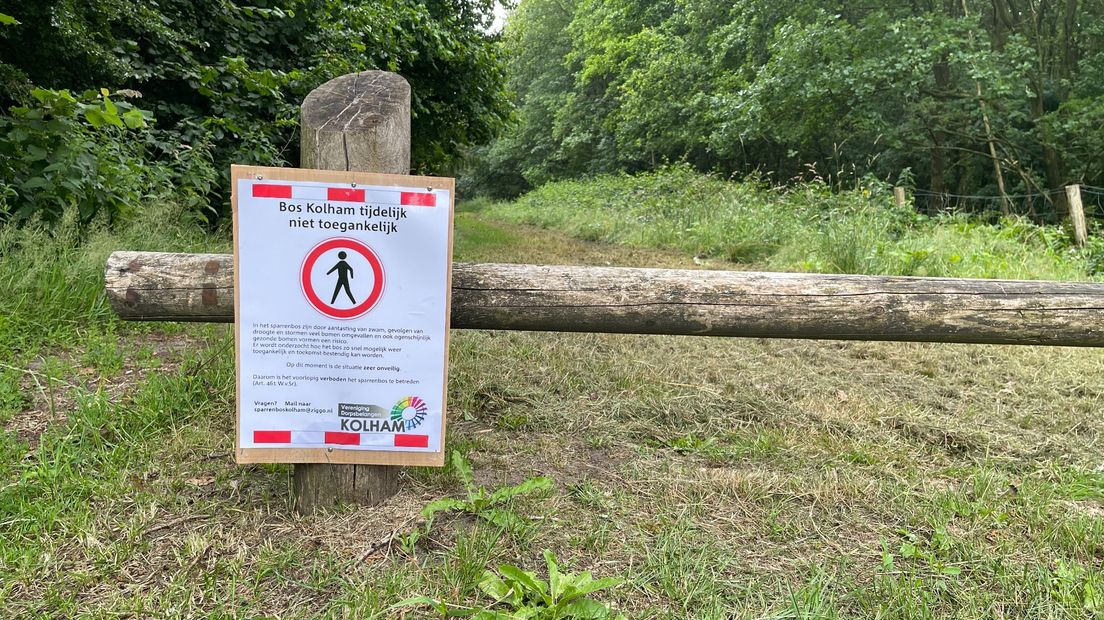 Waarschuwingsbord bij de ingang van het bos in Kolham