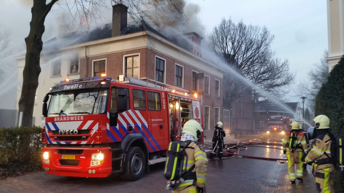 Er heeft zaterdagavond een grote brand bij restaurant Swinckels aan de Dorpsstraat in Twello gewoed. Enkele tientallen mensen waren in het pand aanwezig. Ze wisten allemaal veilig naar buiten te komen. Een wasdroger veroorzaakte vermoedelijk de brand.