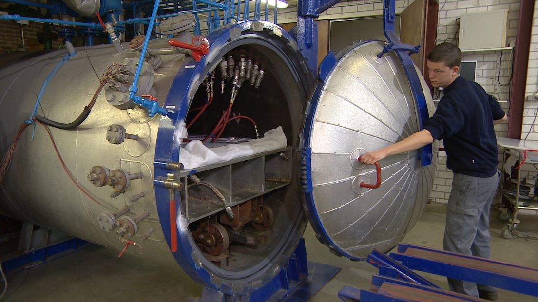 Speciale oven waarin kogelwerende producten worden gemaakt