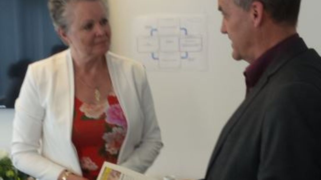 Adjunct-directeur Joost Reijnen (rechts) van de GNMF biedt wethouder Marijke van Haaren de petitie aan