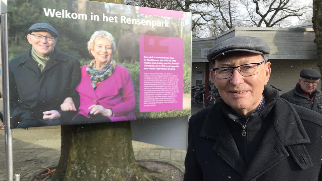 Jaap Rensen naast het nieuwe naambord van het park (Rechten: RTV Drenthe/Serge Vinkenvleugel)