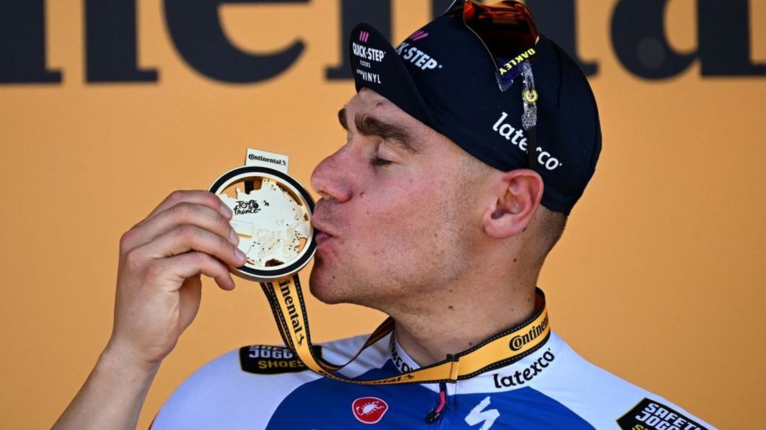 Jakobsen geniet van zijn eerste etappewinst in de Tour de France.