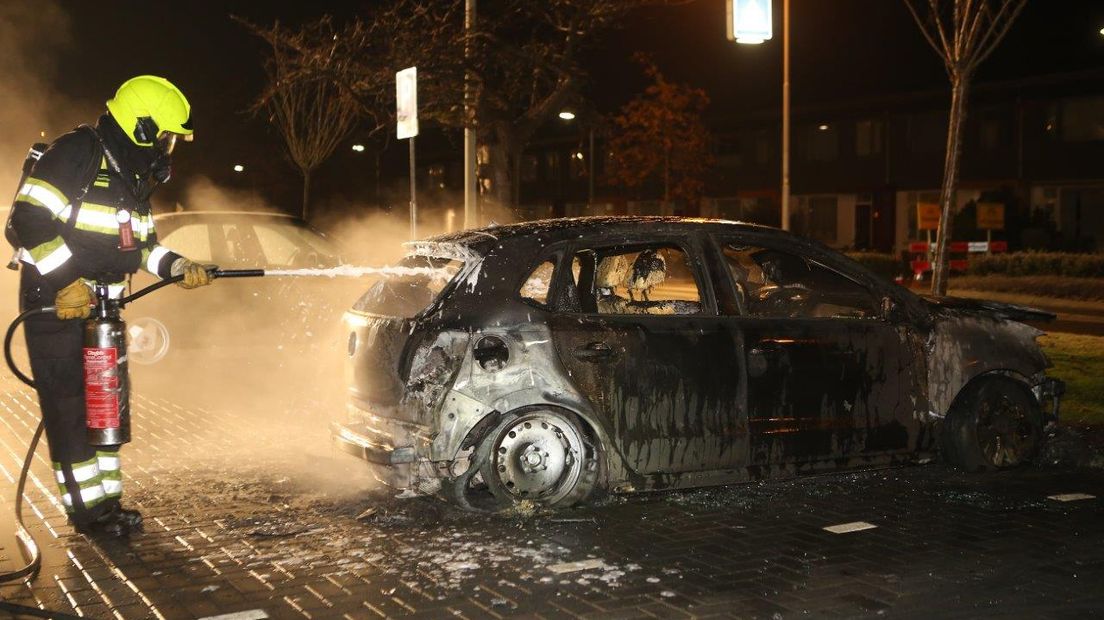 Een auto brandde zaterdagnacht volledig uit in de straat Gandhi in Culemborg. Dat gebeurde bij de wijk Terweijde, die al langere tijd kampt met autobranden.