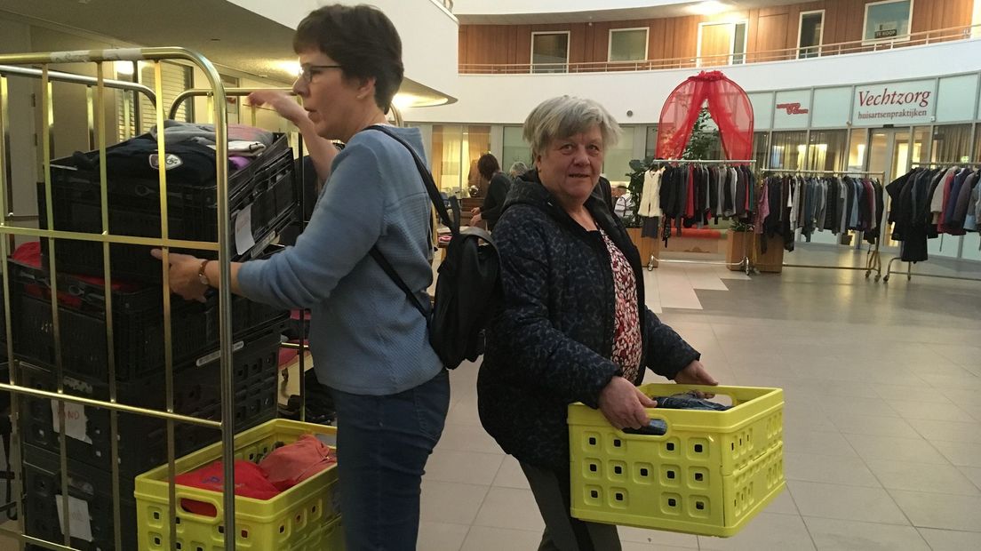 Bertine Oosthoek en Louise van Os van de Kledingbank