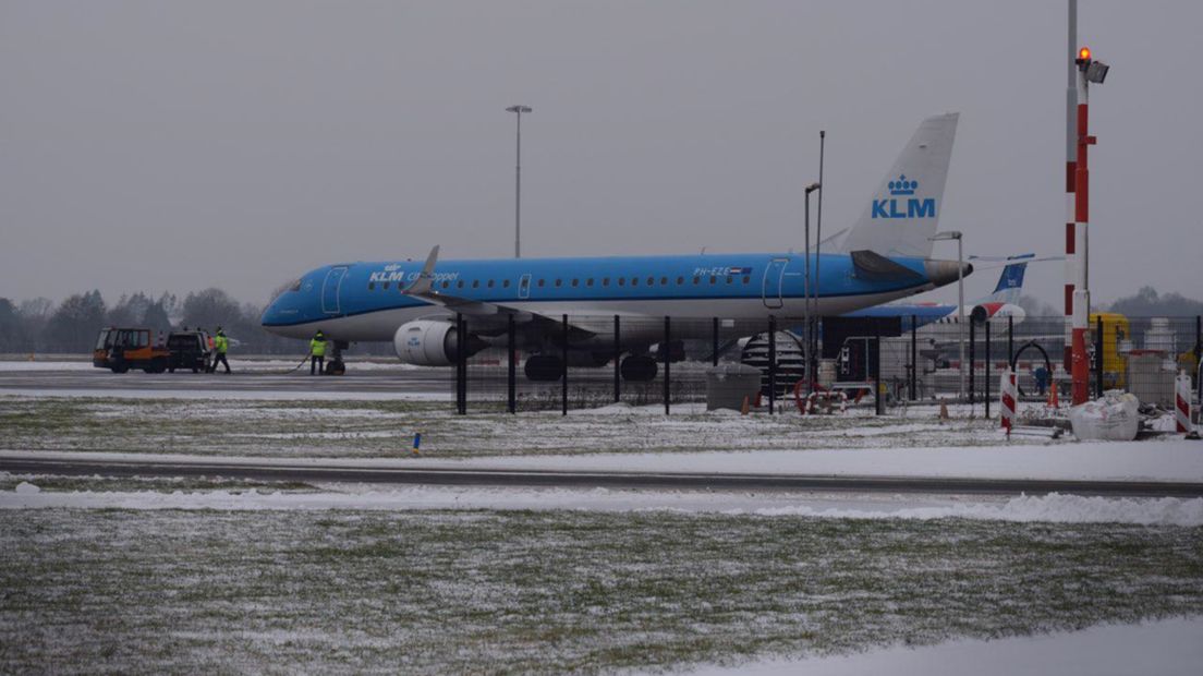 KLM-vliegtuig landt op Eelde (Rechten: De Vries Media)