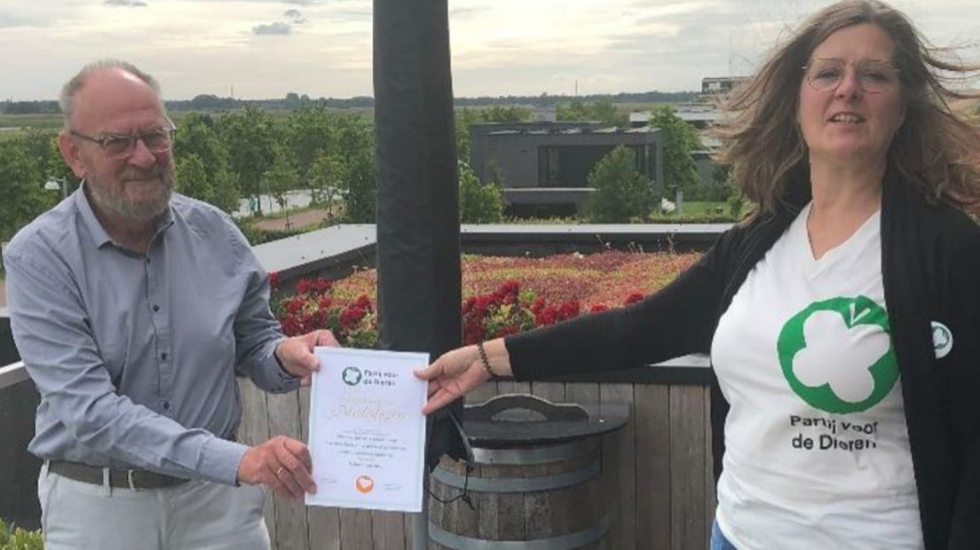 Edzard van Abs krijgt de oorkonde van Thea Potharst van de Partij voor de Dieren