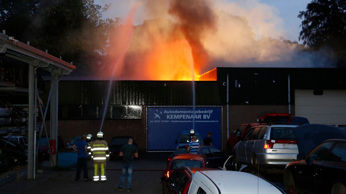 Het vuur brak rond 04.00 uur uit bij autodemontagebedrijf Kempenaar BV,
