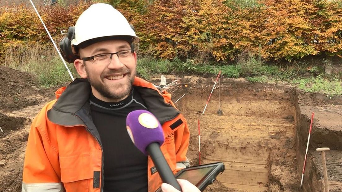 Veldarcheoloog Sebastiaan van der Gaag bij de zojuist gegraven sleuf.