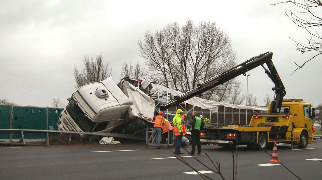 Chaos Op A28 Door Gekantelde Vrachtwagen - RTV Oost