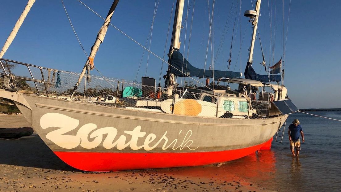 De Zouterik, gestrand voor de kust van een Panamees eiland