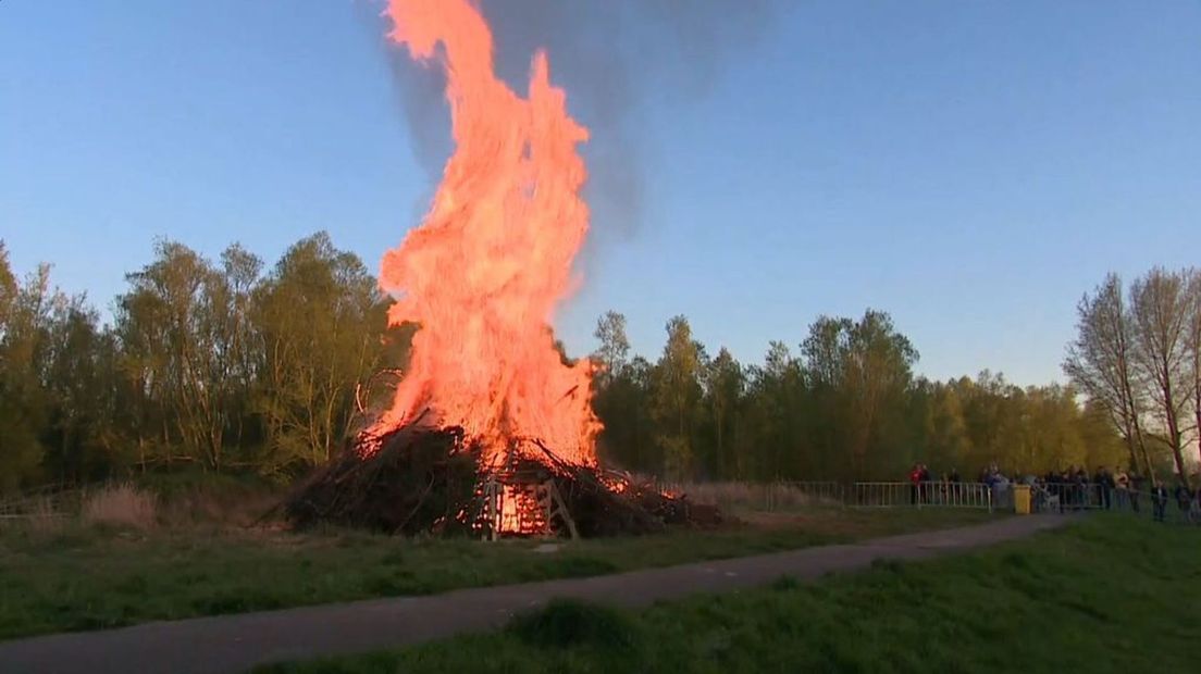 Het brandende paasvuur in Huissen.