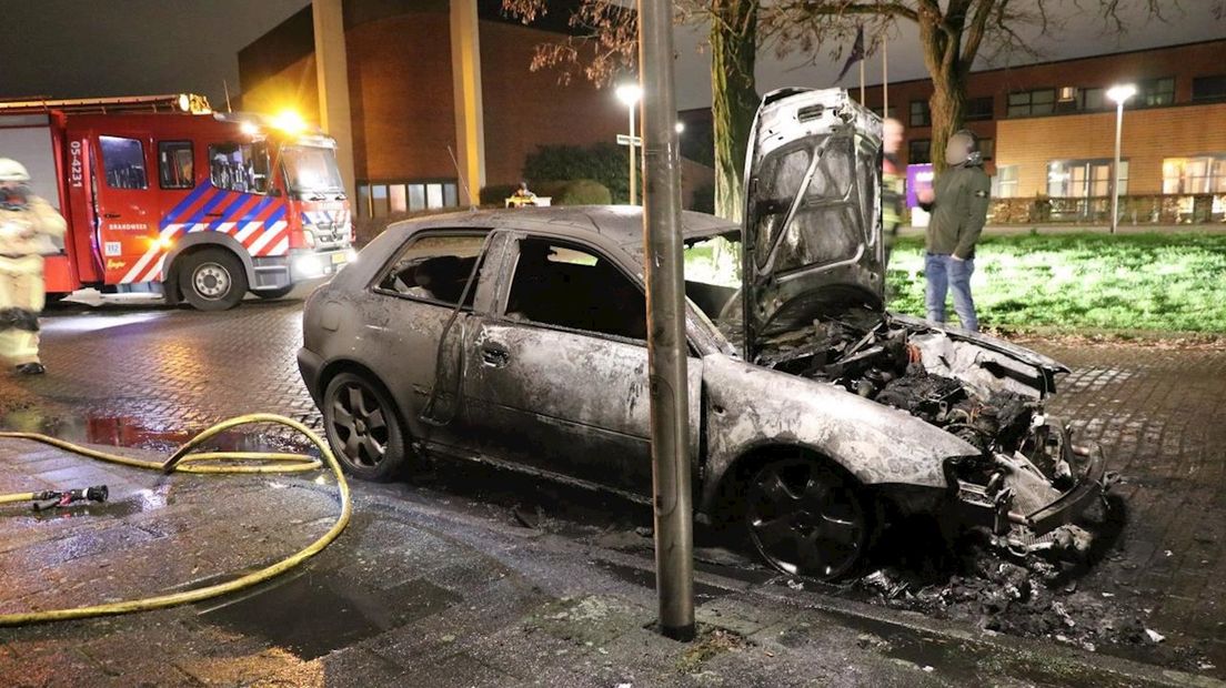 Auto uitgebrand in Enschede, mogelijk sprake van brandstichting