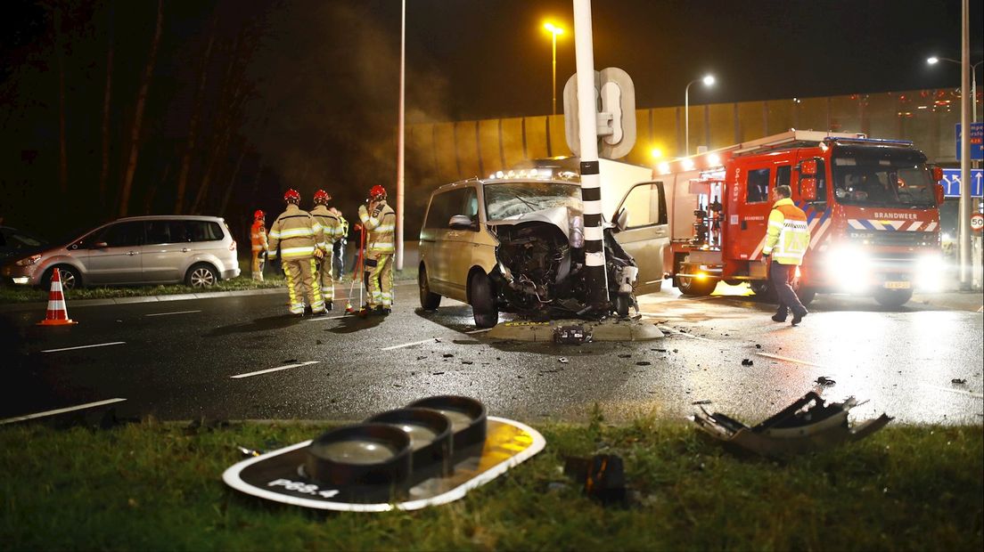 Busje in Zwolle rijdt stoplicht kapot, bestuurder gewond