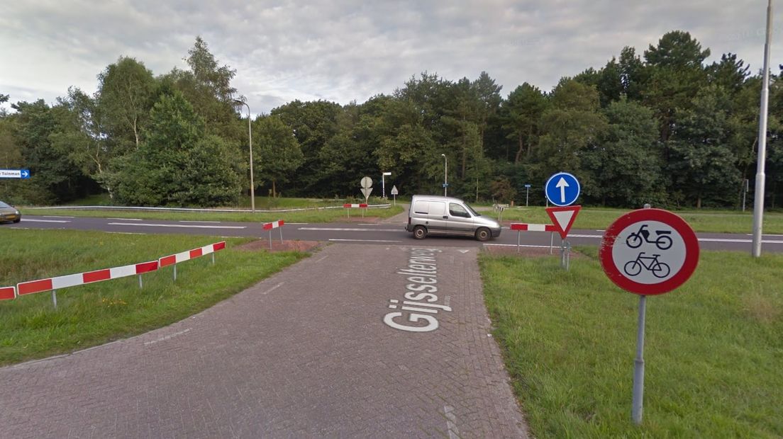 De kruising met de Gijsselterweg is nu nog gelijkvloers. (Rechten: Google Streetview)