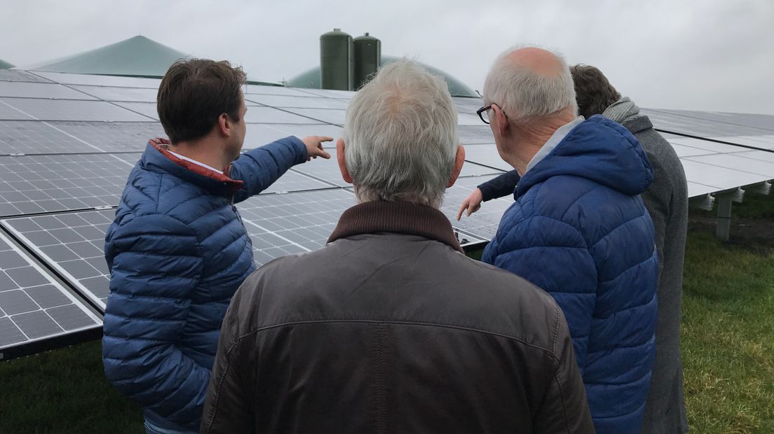 Wiebe Kloosterman geeft uitleg bij de zonnepanalen (Rechten: Serge Vinkenvleugel/RTV Drenthe)