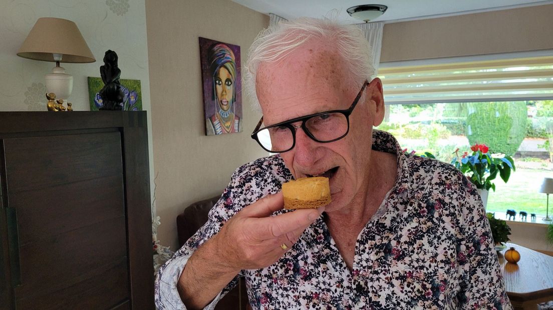 Jan Verzaal proeft de marketentster, die hij 45 jaar geleden als eerste bakte