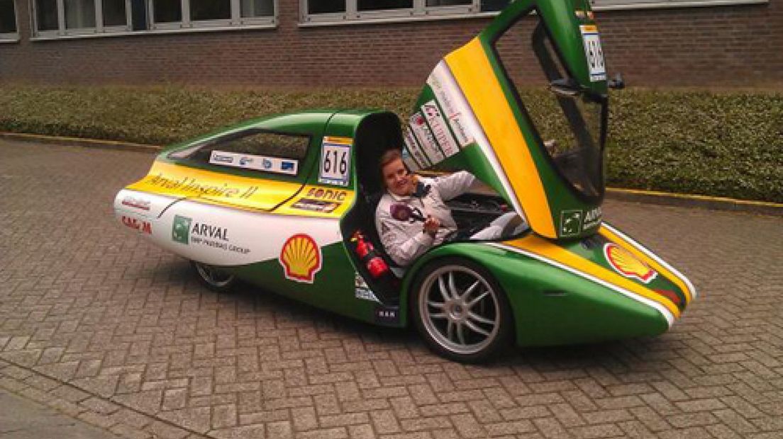 Studenten van de Hogeschool van Arnhem en Nijmegen rijden met hun zelfgebouwde hyperzuinige auto richting de Shell Eco-marathon in Rotterdam.
