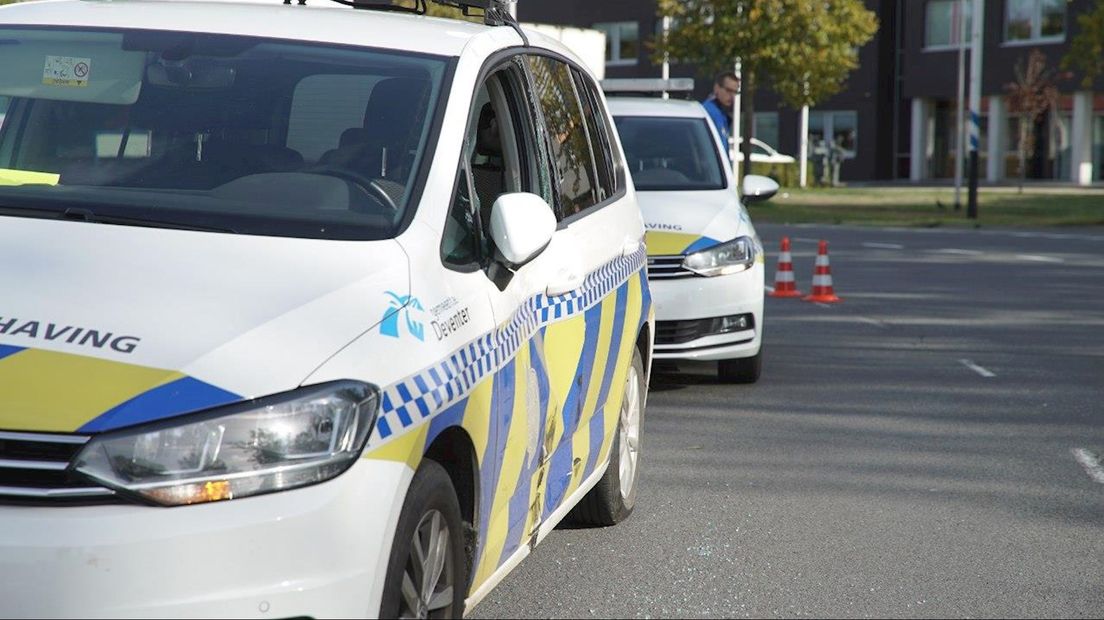 Bestelbusje Botst Op Auto Van Toezicht & Handhaving In Deventer - RTV Oost