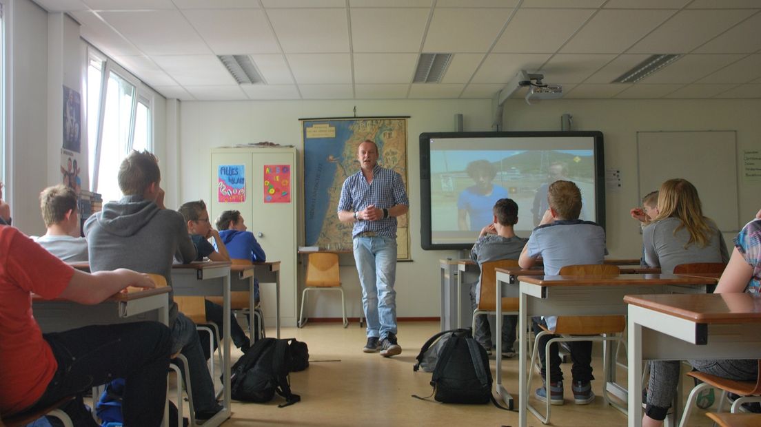 Leerlingen van het Roelof van Echten College in Hoogeveen volgen een gastles
