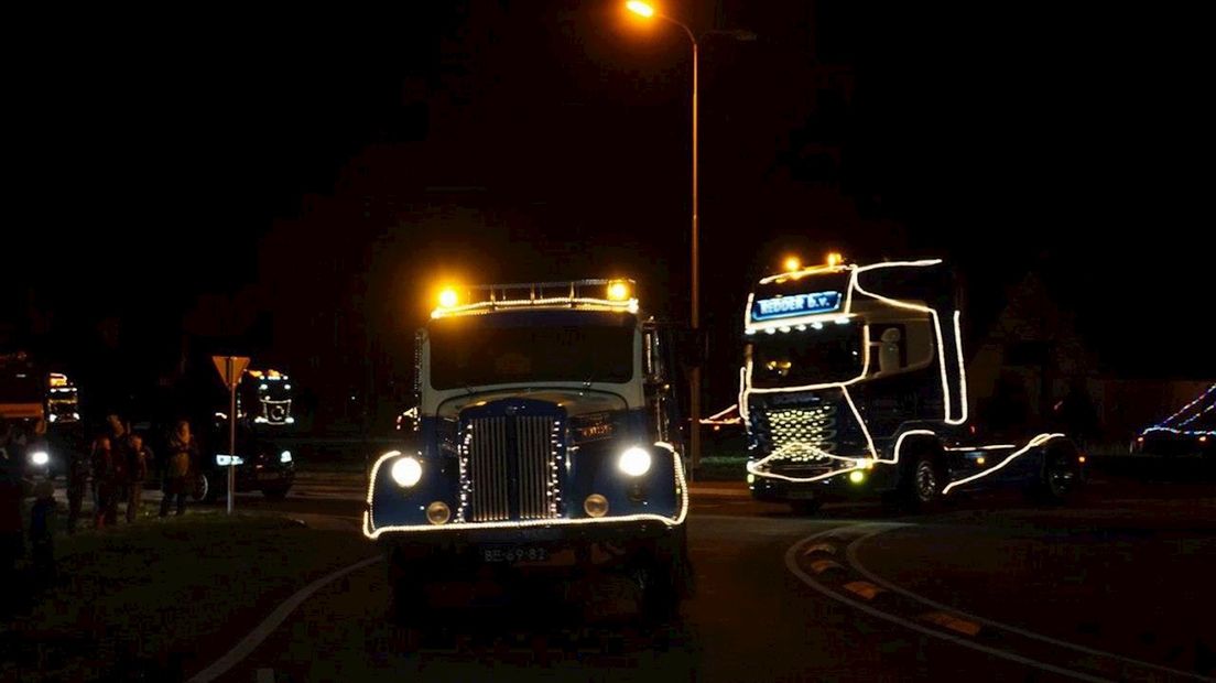 Tientallen verlichte trucks rijden door Overijssel