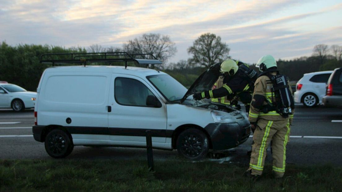 Auto in brand op de A1 bij Holten
