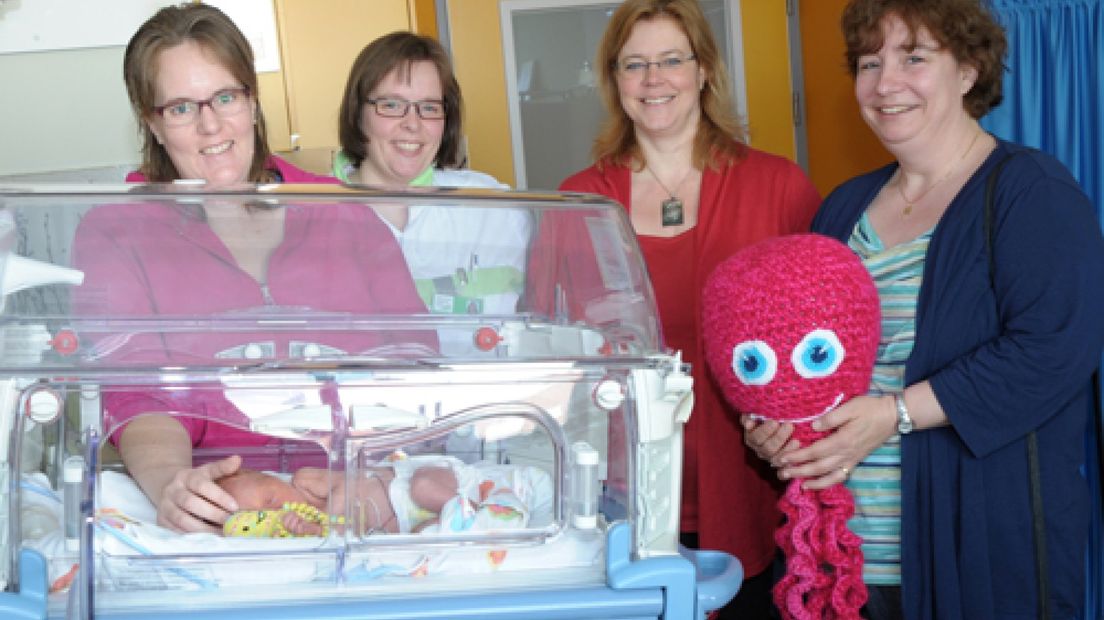 Te vroeg geboren baby’s in het ziekenhuis Gelderse Vallei in Ede krijgen een gehaakt inktvisje.