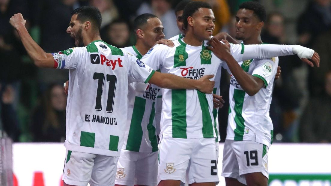 Cyril Ngonge krijgt de felicitaties van zijn teamgenoten na zijn winnende treffer
