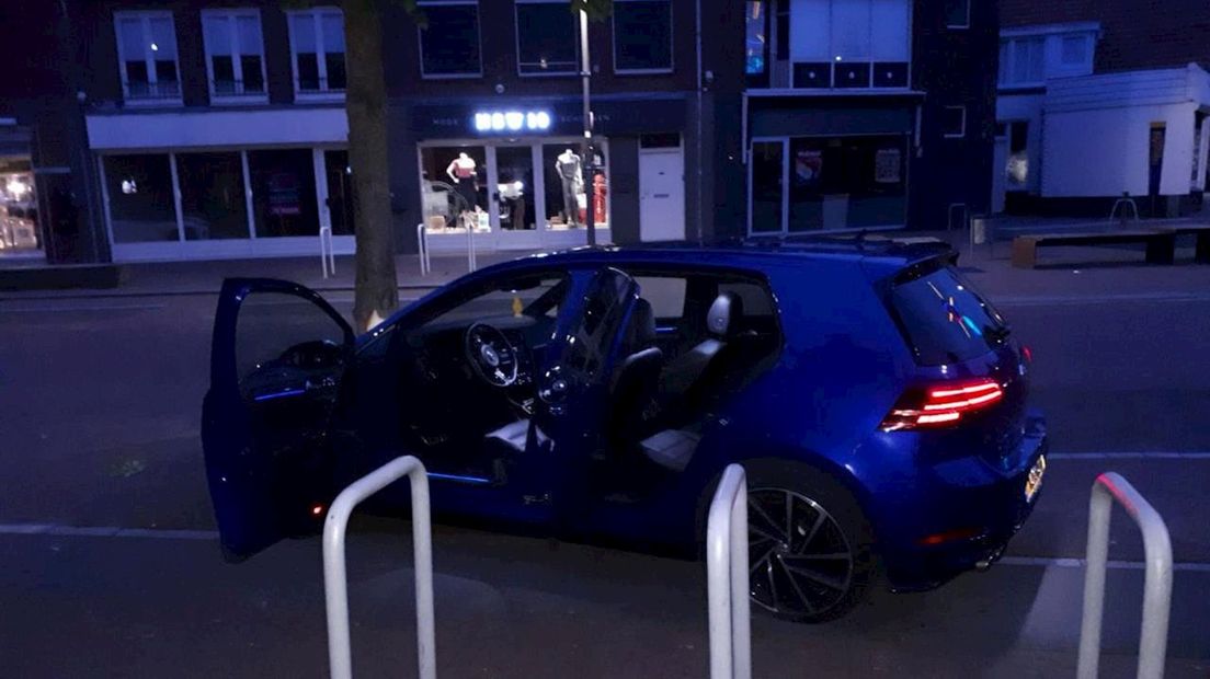 De auto kwam tegen een boom tot stilstand