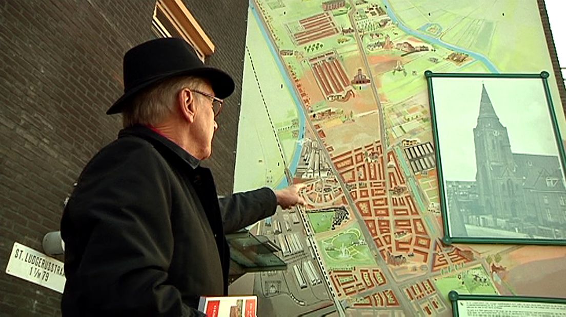 Wim van Scharenburg bij de muurschildering in Zuilen