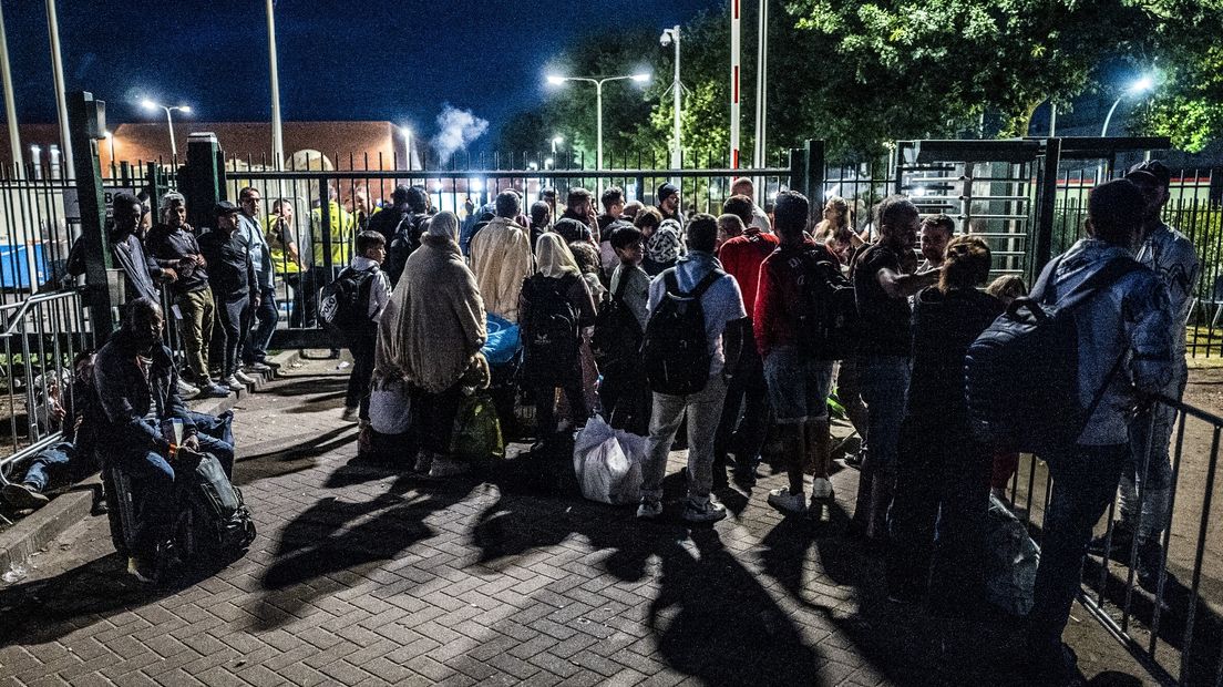 Wachtende asielzoekers bij het aanmeldcentrum in Ter Apel