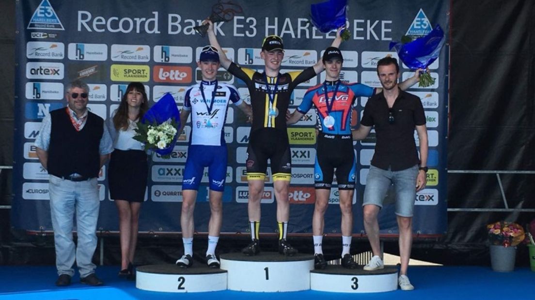 Axel van der Tuuk op het podium in Harelbeke (Rechten: Forte U19 Cycling Team)