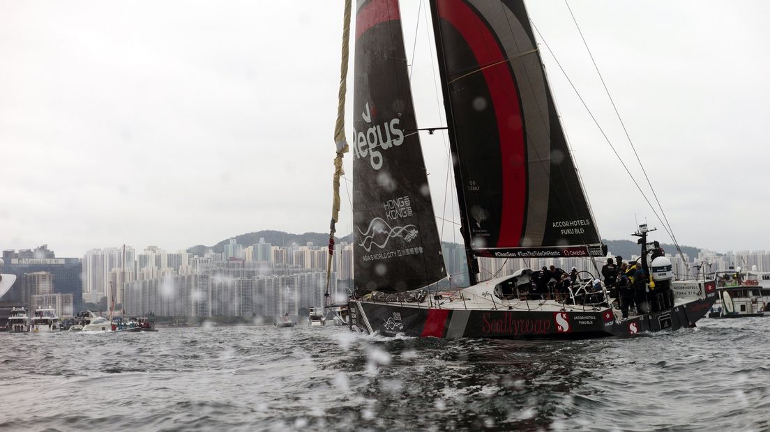 Het jacht van Sun Hung Kai/Scallywag tijdens een eerdere race in de haven van Hong Kong.