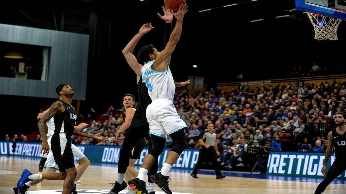 Leon Williams probeert de basket van London Lions te bereiken