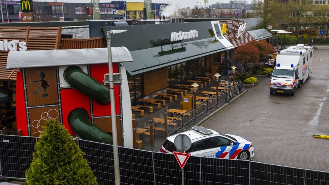 Onderzoek bij de McDonald's in Zwolle waar het schietincident plaatsvond.