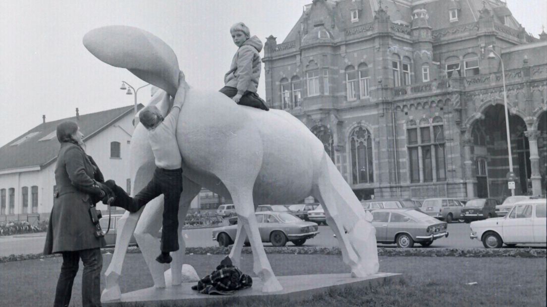 Het Hoofdstation in 1973 met het Peerd van Ome Loeks