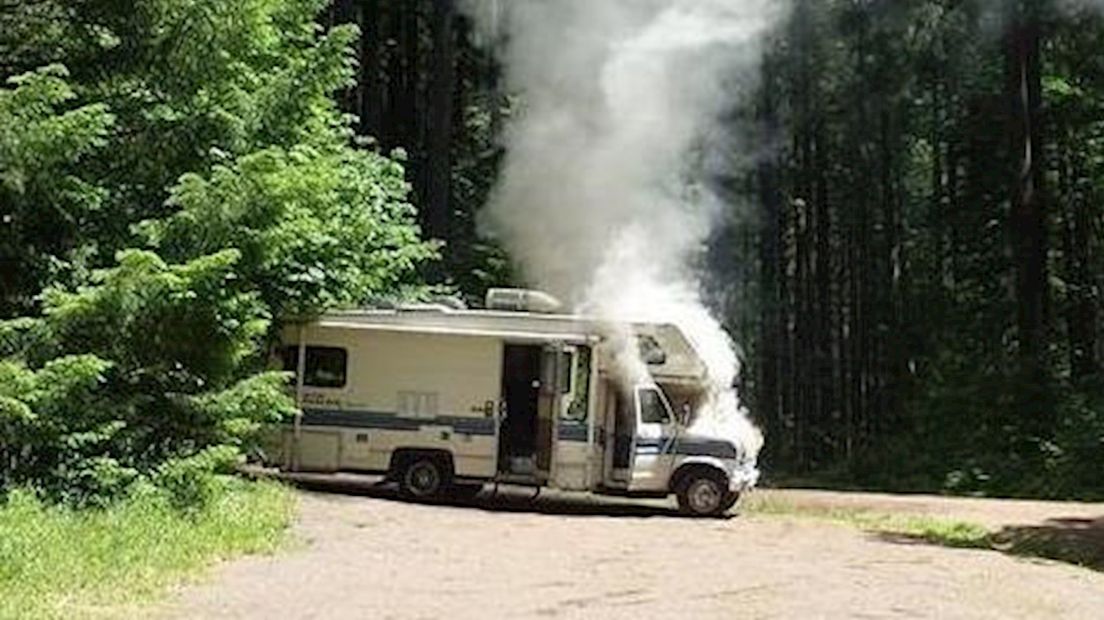 Camper in brand in Amerika