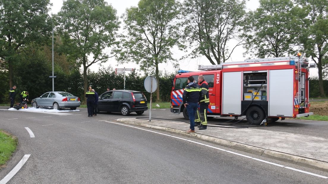 Scooter zwaar beschadigd na botsing met auto