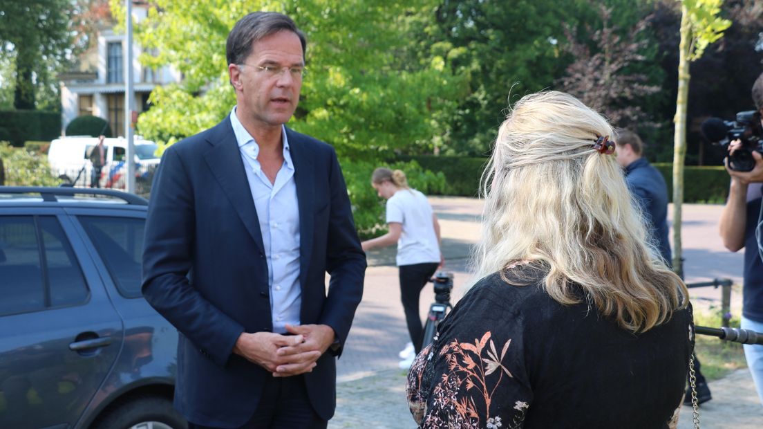 Premier Mark Rutte ging bij aankomst in gesprek met Henny Klooster