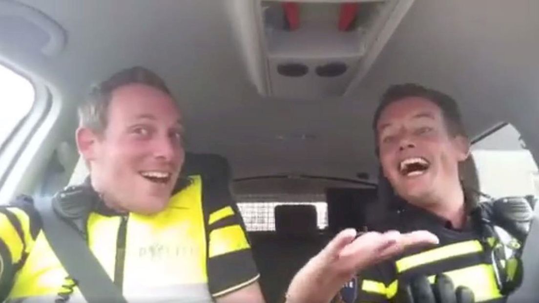 De 'zangtalenten' van de politie Enschede