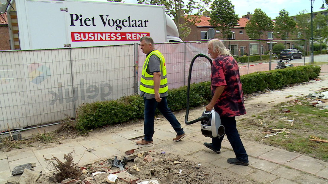 Cees de Boer helpt de verhuizers mee met het leeghalen van zijn verwoeste huis.