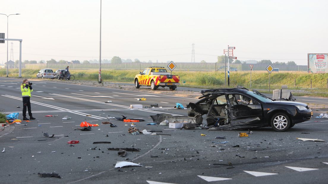 De personenauto werd bij de aanrijding in twee stukken gereten