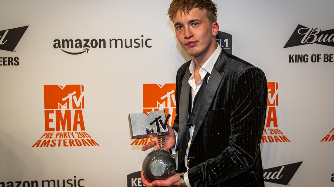 Rapper Snelle is de winnaar geworden van de MTV EMA Best Dutch Act. Dat betekent dat hij zondag Nederland vertegenwoordigt op de internationale EMA's in het Spaanse Sevilla. De prijswinnaar werd maandag bekendgemaakt op een zogeheten Pre Party van die MTV Europe Music Awards in Amsterdam.