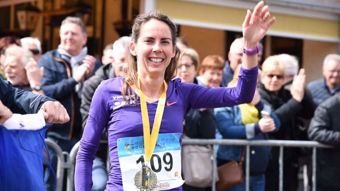 Anjolie Engels wint de Marathon Zeeuws-Vlaanderen in een nieuw parcoursrecord