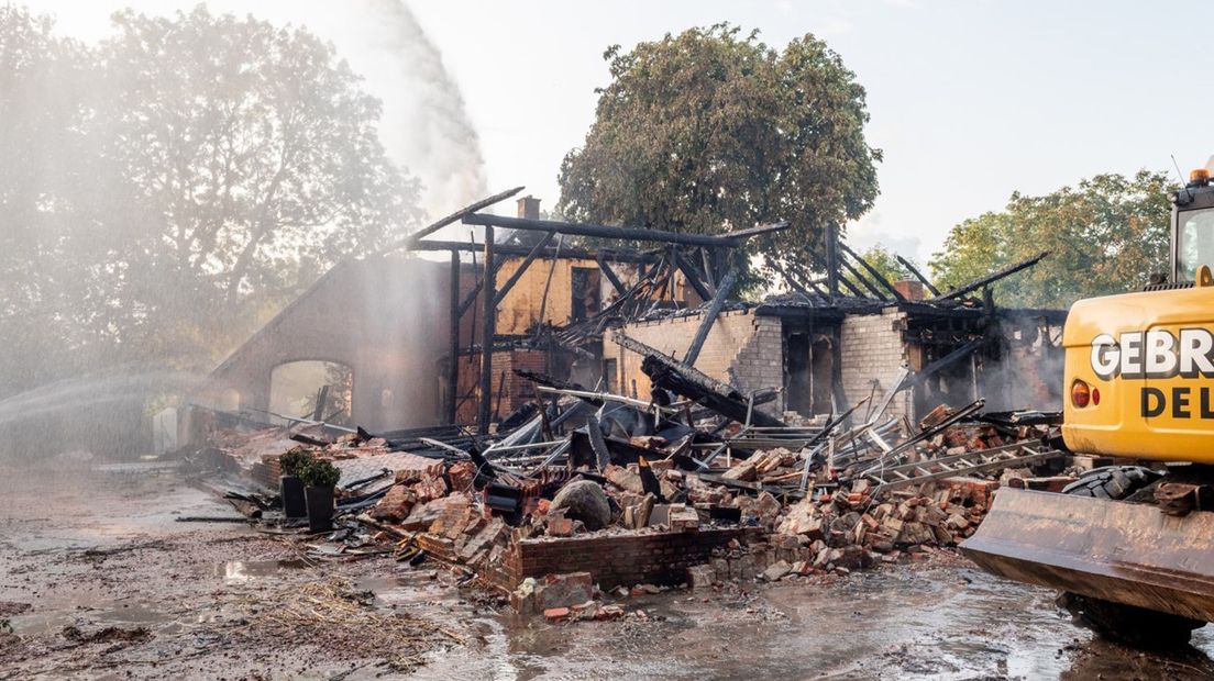 De rietgedekte boerderij aan de Ossenweg ging geheel in vlammen op