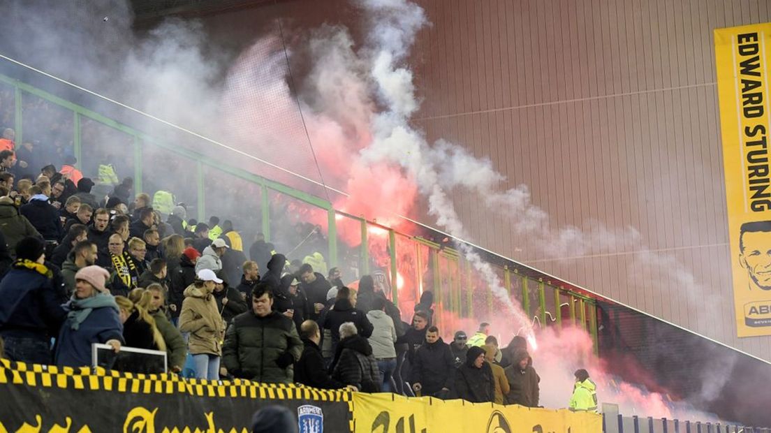Utrecht-supporters gooiden vuurwerk op het veld