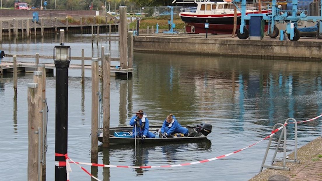 Specialisten nemen monsters uit de havenbodem