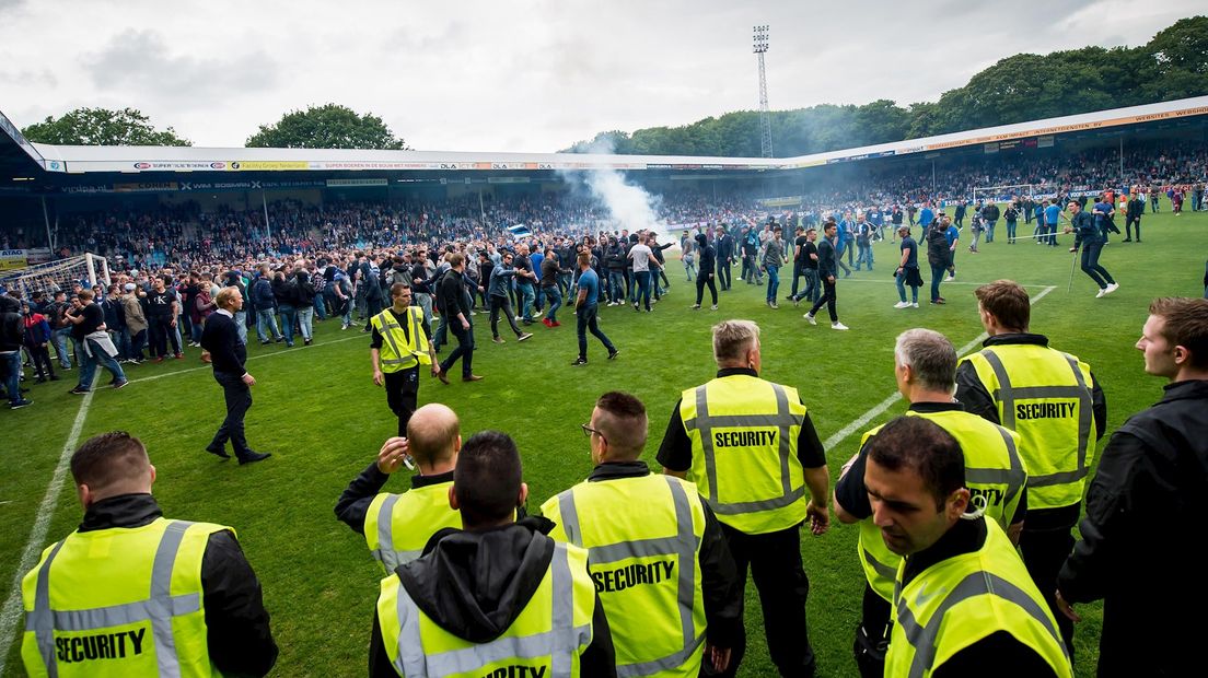 Rellen op het veld: supporters De Graafschap vallen spelers Go Ahead Eagles aan