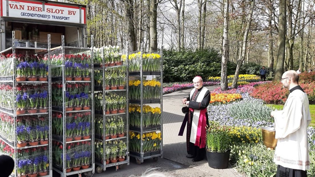 De paasbloemen zijn door de bisschop bij Keukenhof gezegend